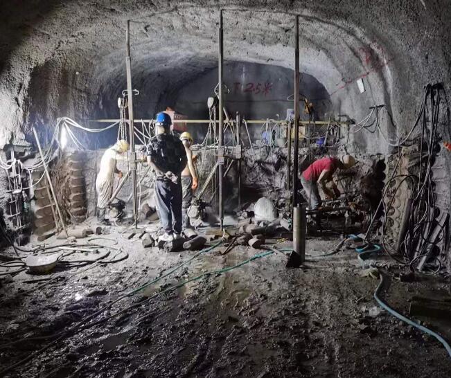 中鐵十局青島地鐵2號線一期海信橋地鐵站通風(fēng)通道施工